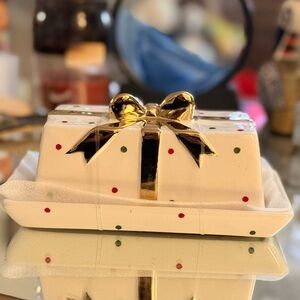 Global Design Connections Ceramic Holiday Butter Dish – Gift Box with Gold Bow